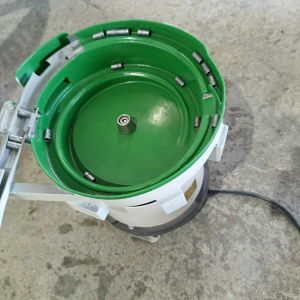 Phễu rung cấp dao cắt lông mũi